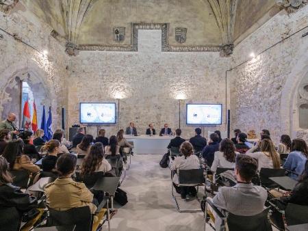 Imagen La Diputación y la IE University vuelven a facilitar los estudios a cincuenta y cuatro personas de la provincia con una nueva convocatoria de becas para el curso 26/27