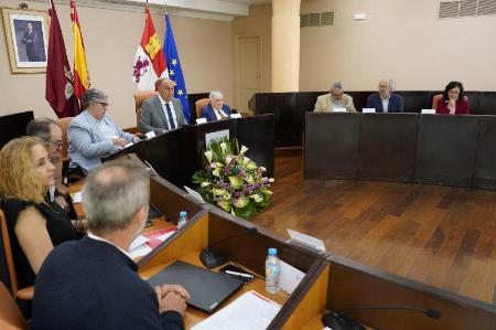 Imagen El fraile franciscano Víctor Herrero de Miguel gana un trigésimo sexto Premio Internacional de Poesía Jaime Gil de Biedma de la Diputación marcado por la excelencia y el debate