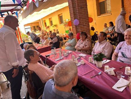 Imagen El equipo de profesionales de la residencia La Alameda de la Diputación y las personas que viven en el centro celebran el Día de la Fiesta con música y paella